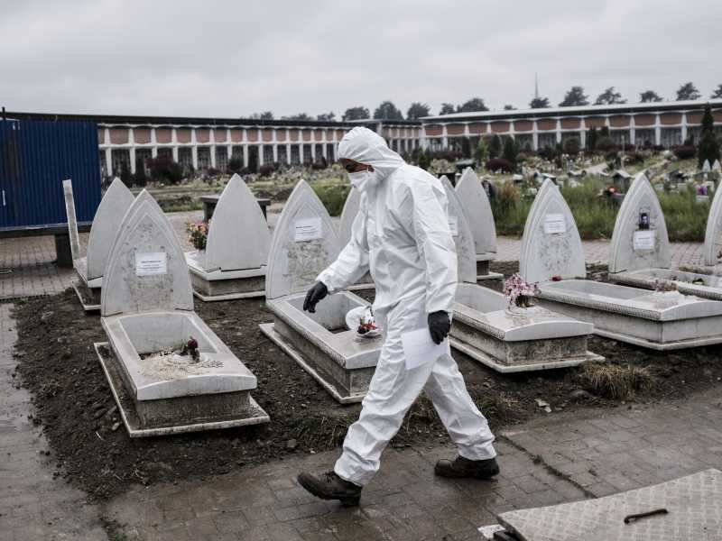 Sepolture dei morti per Covid al cimitero monumentale di Torino (LaPresse)&nbsp;<br />