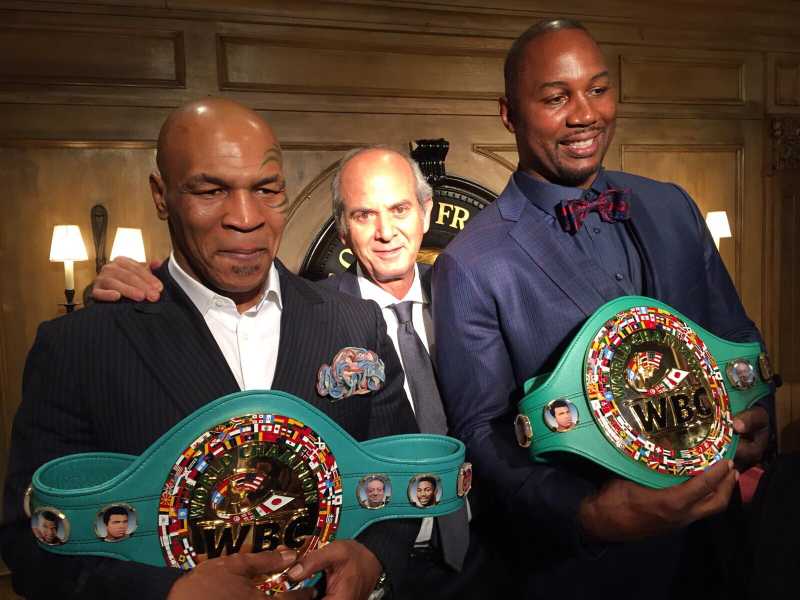 Salvatore Cherchi tra Mike Tyson (a sinistra) e Lennox Lewis