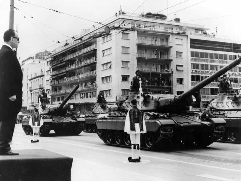 Giorgos Papadopoulos, capo della giunta militare, durante la parata del  Giorno dell'indipendenza. Era il 25 marzo 1973: il regime sarebbe caduto  meno di un anno pi&ugrave; tardi (LaPresse)