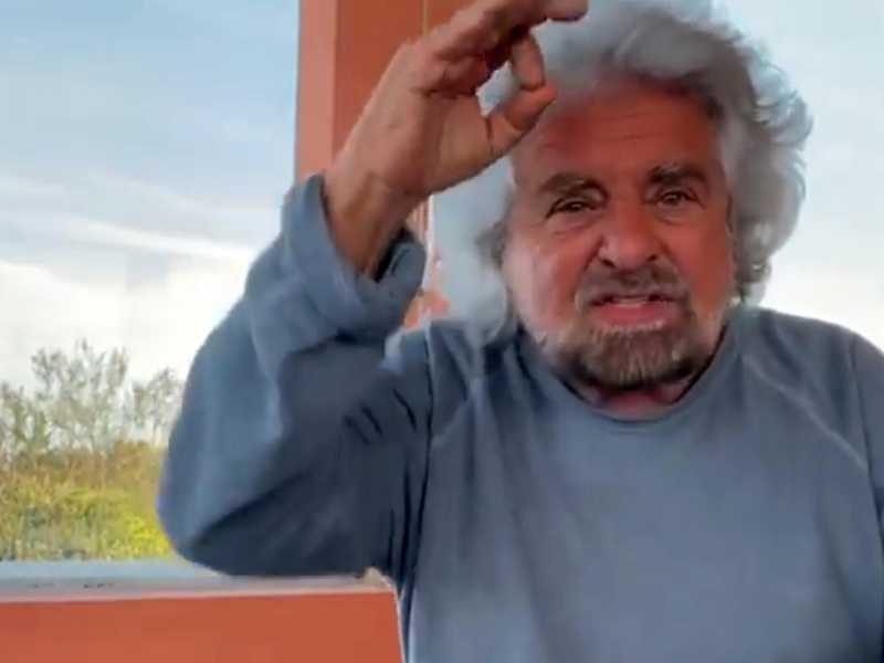 Beppe Grillo, in un fermo immagine del video in cui ha difeso il figlio dall'accusa di stupro (Ansa)
