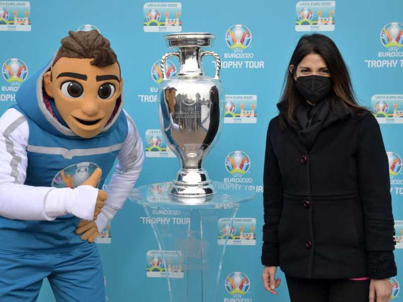 Palcoscenico Europei. Raggi porta a spasso il trofeo calcistico, e fa campagna per sé