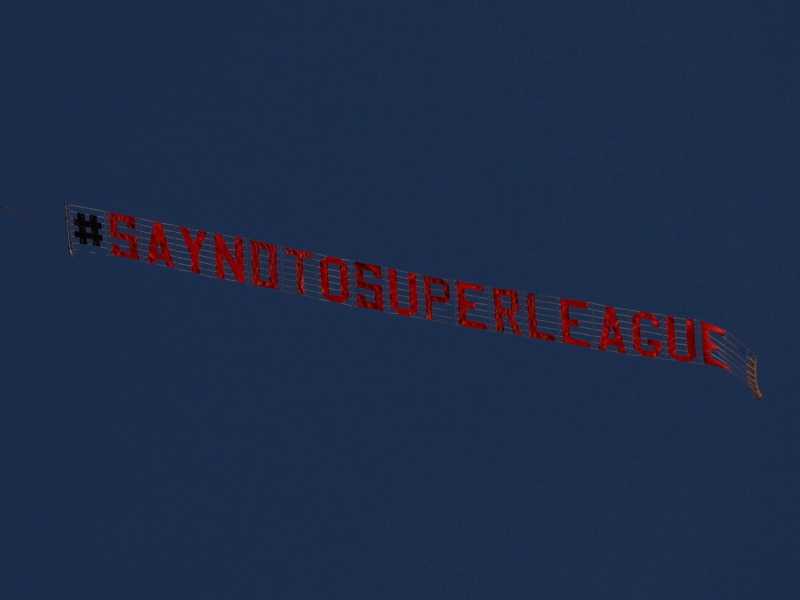 Uno striscione di protesta contro la Superlega sorvola Anfield luned&igrave; sera, prima della partita tra Liverpool e Leeds (foto Ansa)&nbsp;<br />