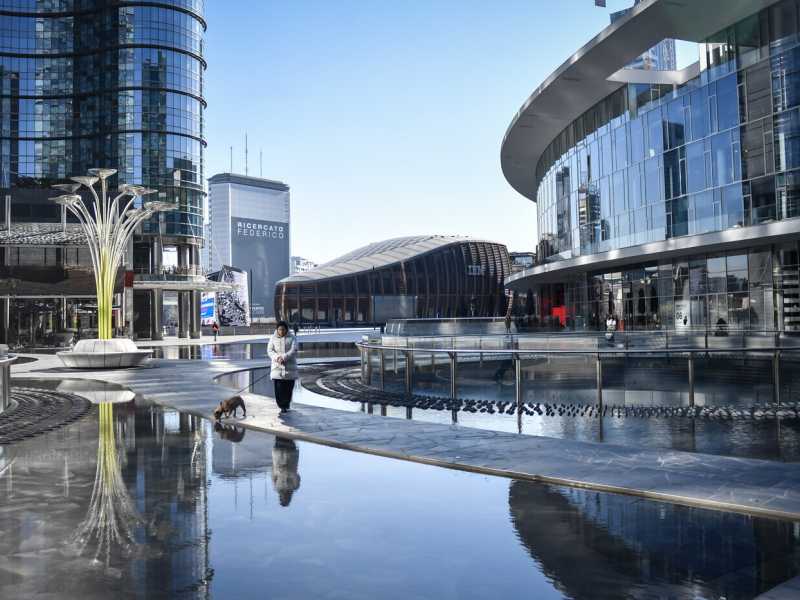 Piazza Gae Aulenti a Milano (LaPresse)