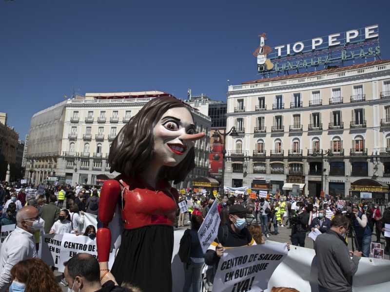 Una caricatura di Isabel Diaz Ayuso, attuale presidente regionale della comunit&agrave; di Madrid, durante una manifestazione a Puerta del Sol (LaPresse)<br /><br />&nbsp;<br />