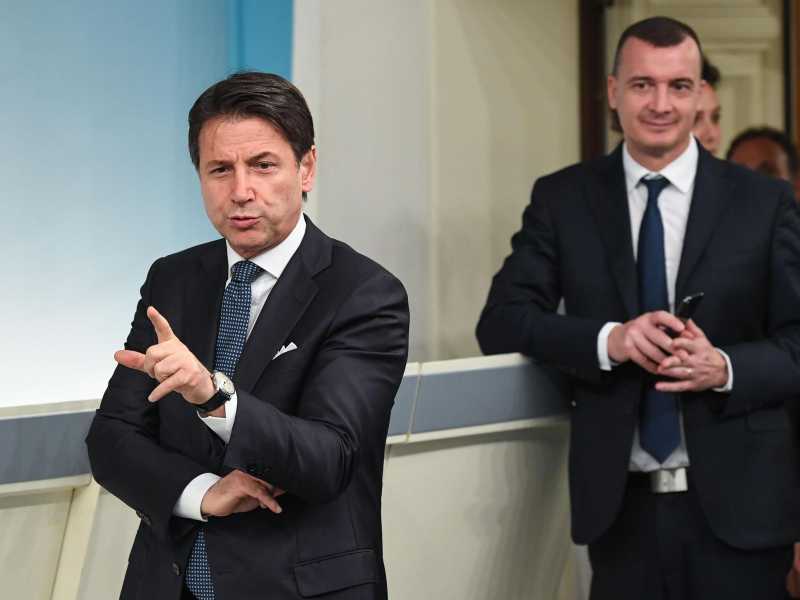 Conte nel pantano del M5s e Casalino placa i deputati: "Giuseppe unica salvezza"