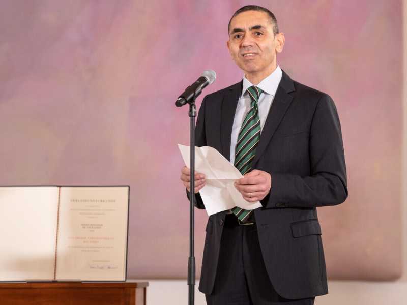 Ugur Sahin ha fondato, insieme alla moglie &Ouml;zlem T&uuml;reci ha fondato a Magonza l&rsquo;azienda farmaceutica BioNTech (Ansa)&nbsp;<br />