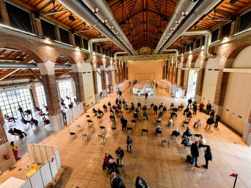 Il centro vaccinale della Fabbrica del Vapore a Milano (Foto LaPresse - Claudio Furlan)