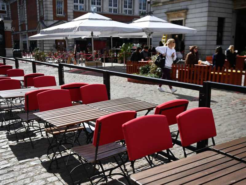 Gli inglesi non trovano più cuochi, camerieri e altri lavoratori
