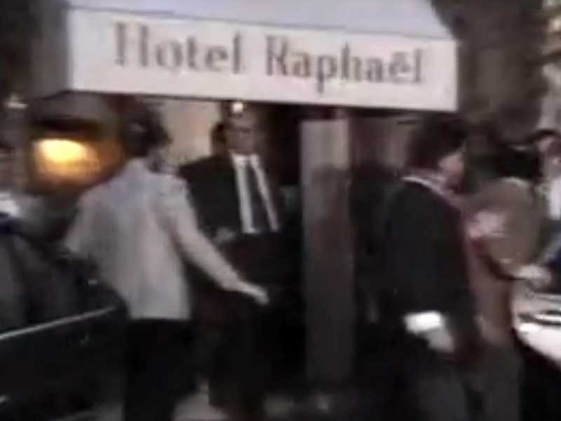 Bettino Craxi esce dall'hotel Raphael (Ansa)<br />&nbsp;