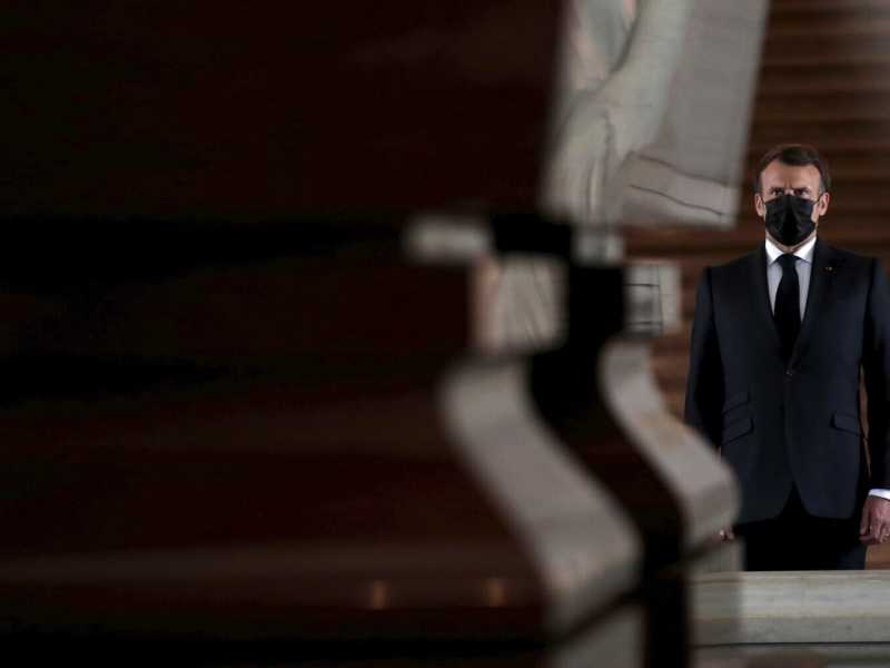 Emmanuel Macron alla tomba di Napoleone (LaPresse)&nbsp;<br />