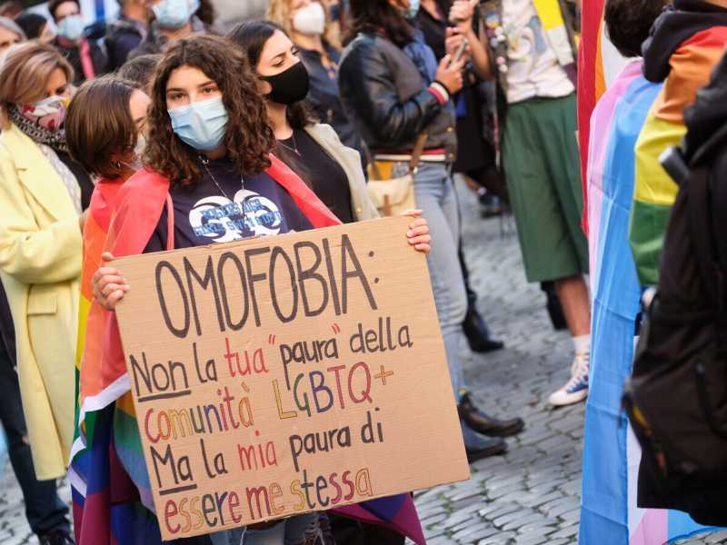 Una legge che difenda le libertà è doverosa, a condizione però che non ne offenda altre