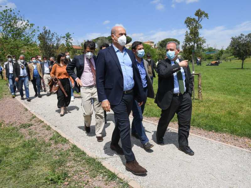 Sul "sì" di Gualtieri pende ancora, nonostante le smentite. L'ipotesi Zingaretti