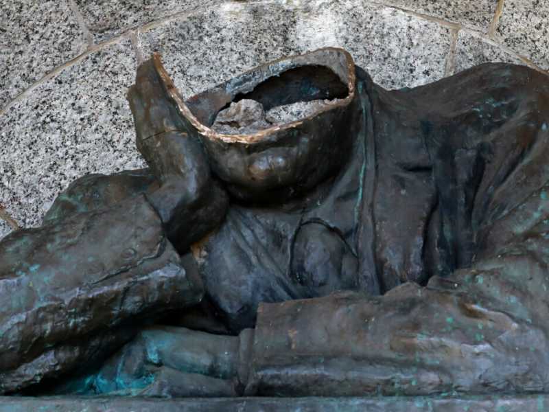 “La doppia barbarie della cultura, fra la spazzatura e la cancel culture”
