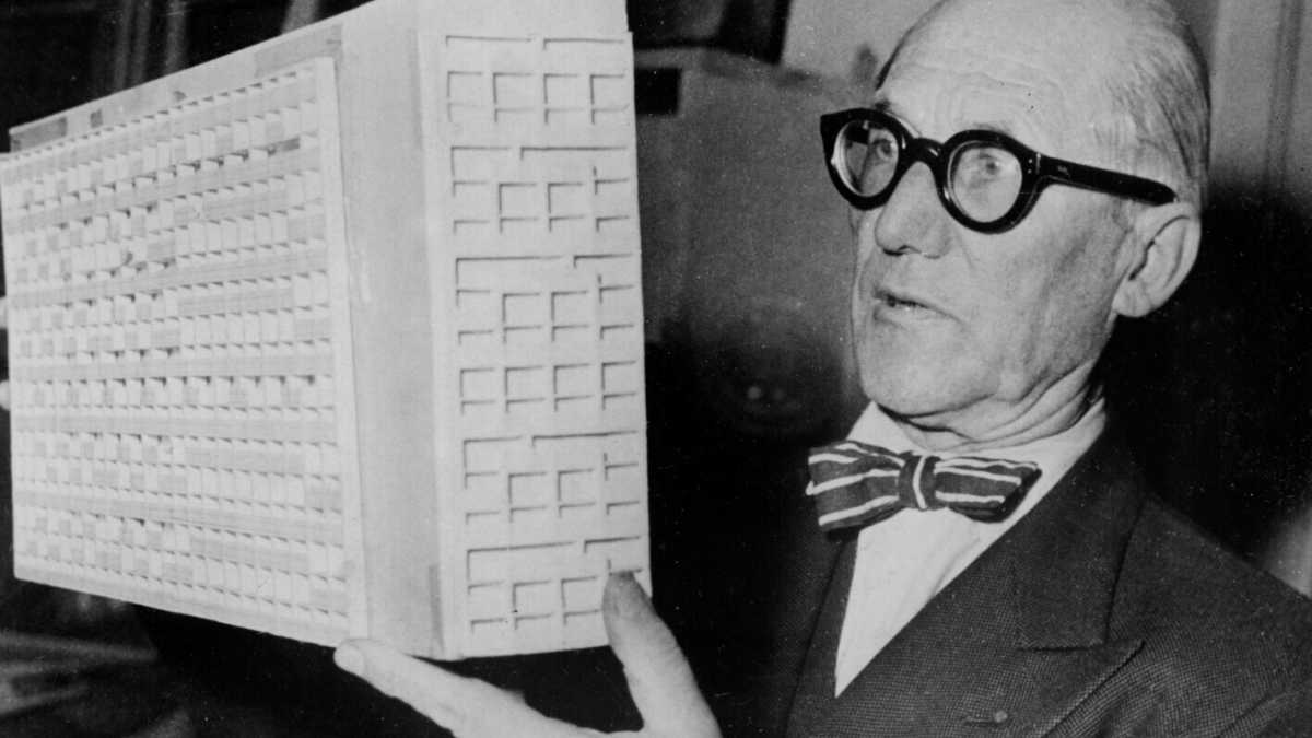 Immagine di Le Corbusier in automobile