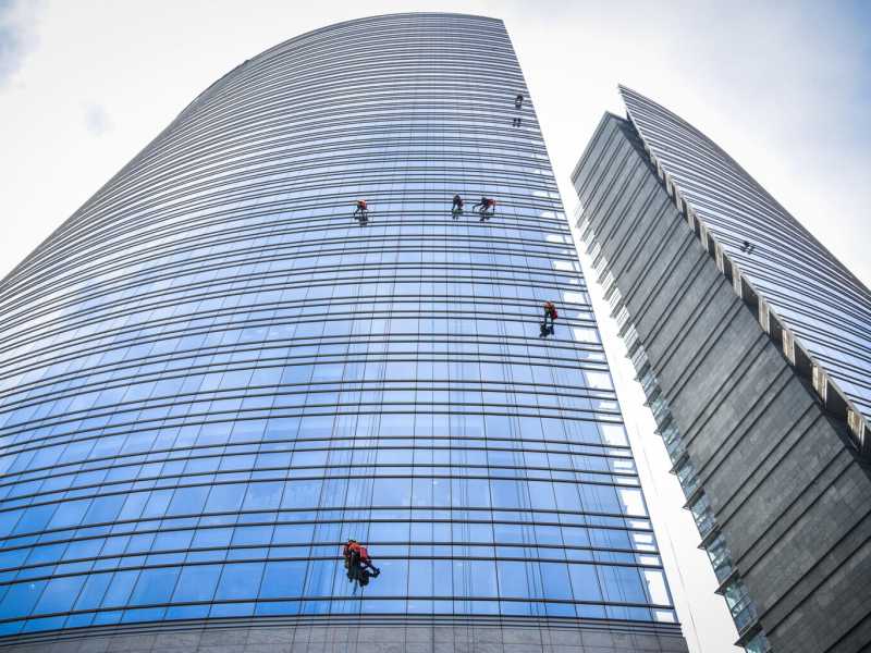 La sede di Unicredit a Milano (foto Ansa)