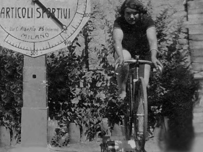 Alfonsina Strada sui rulli in un'immagine pubblicitaria d'epoca (foto Wikimedia Commons)&nbsp;<br />