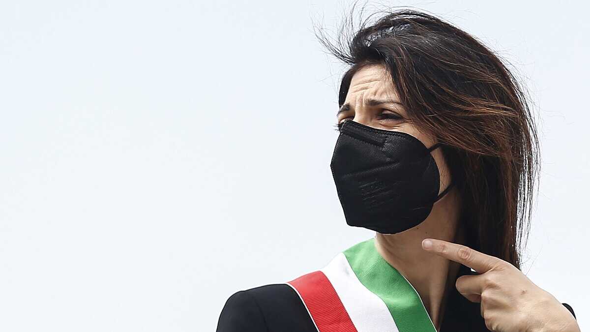 Immagine di Raggi all'attacco. Così la sindaca approfitta dei temporeggiamenti altrui