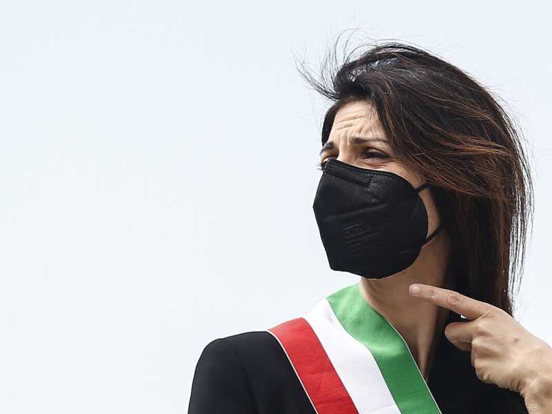 Raggi all'attacco. Così la sindaca approfitta dei temporeggiamenti altrui