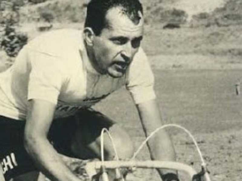 Bruno Mealli in maglia rosa in una cartolina dell'epoca