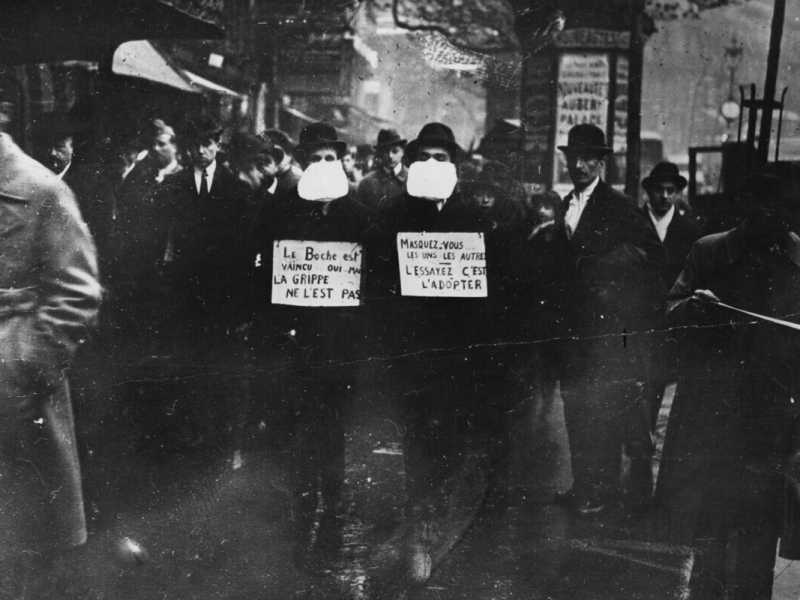 1 marzo 1919: due uomini sostengono l'uso di mascherine a Parigi durante l'epidemia di influenza spagnola (foto di Topical Press Agency / Getty Images)&nbsp;<br />