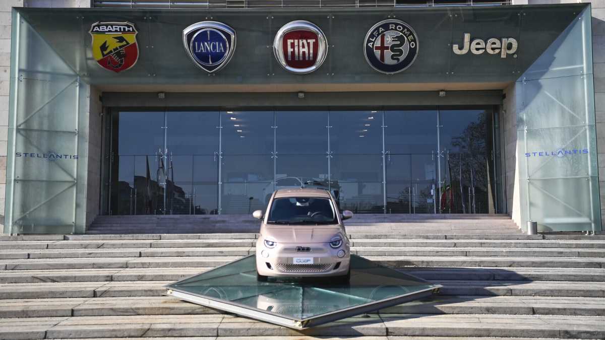Immagine di Stellantis, Foxconn e la svolta tra old e new economy