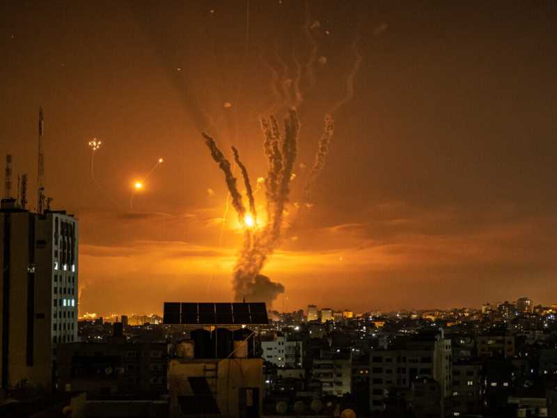 Razzi lanciati verso Israele dalla Striscia di Gaza e la risposta del sistema di difesa missilistico israeliano Iron Dome (Foto di Fatima Shbair / Getty Images)&nbsp;<br />