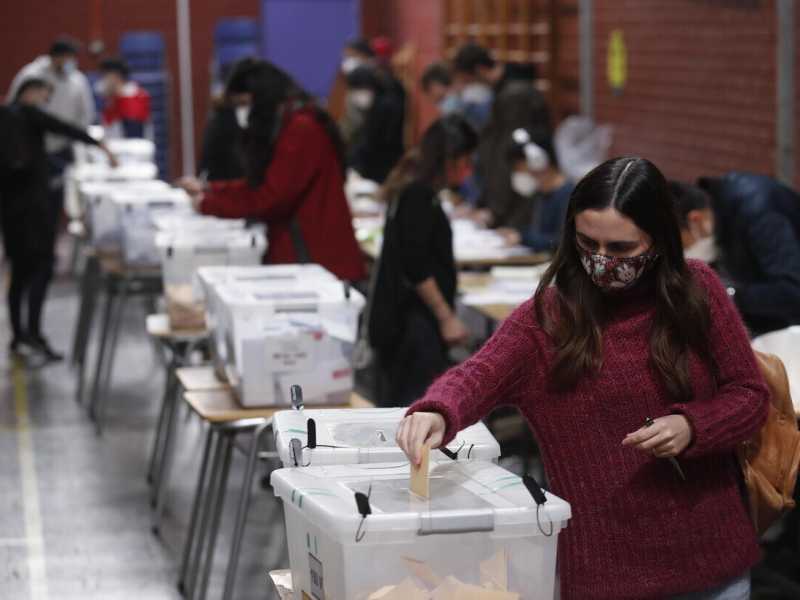 Le elezioni a Santiago in Cile (Ansa)