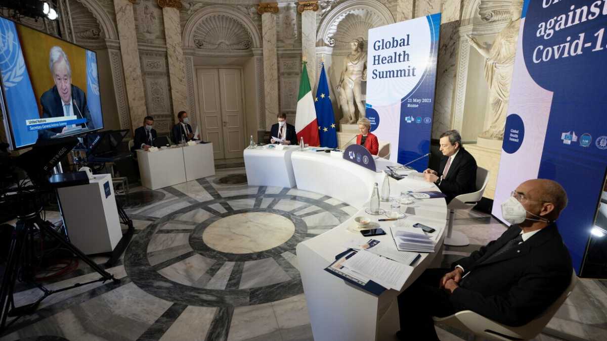 Immagine di Vaccinare il mondo, vaccinarlo in fretta