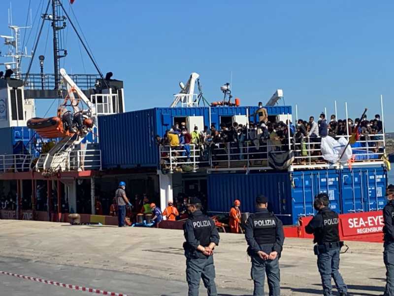 I 414 migranti a bordo della Sea Eye 4 sbarcano a Pozzallo (foto Ansa)