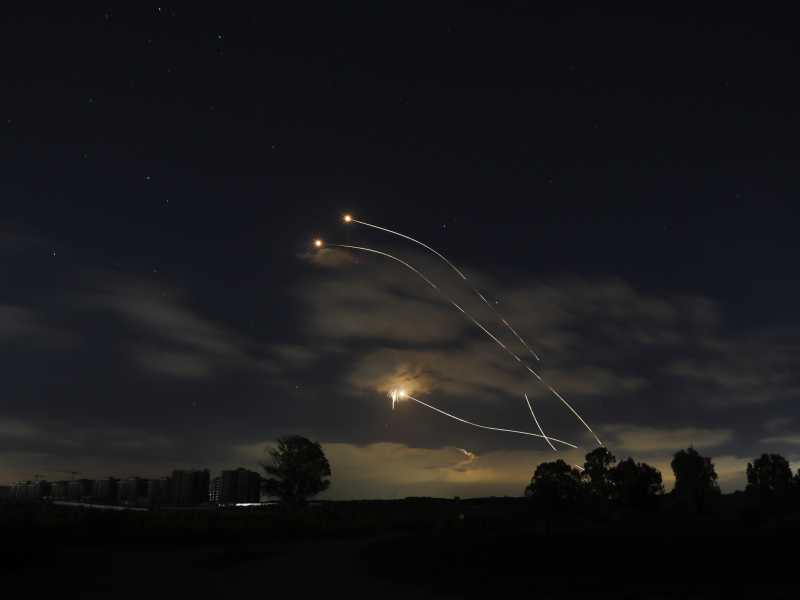 L'Iron Dome in azione: la scia dei contromissili di Israele che intercettano i colpi di Hamas (LaPresse)