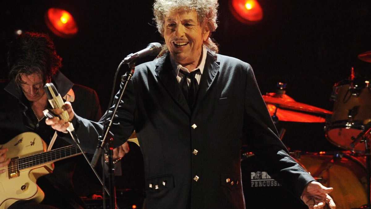 Immagine di Cinquant’anni passati a chiedersi se Bob Dylan fosse cantautore o poeta. Ora il Nobel