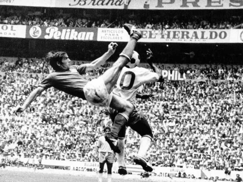 Tarcisio Burgnich anticipa Pel&egrave; durante la finale dei Mondiali 1970 (foto archivio LaPresse)&nbsp;<br />