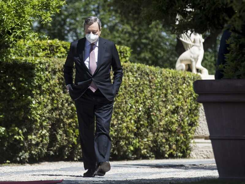 Così Draghi addomestica Pd e M5s e rispetta i tempi di Bruxelles
