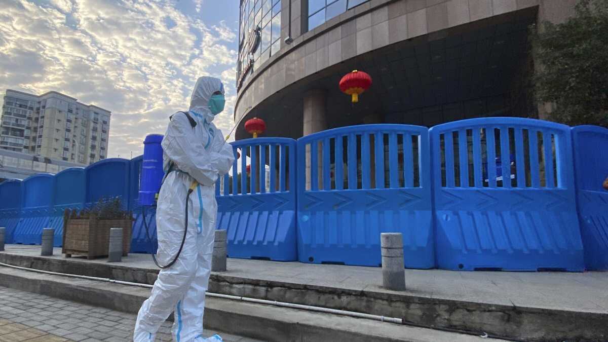 Immagine di Basta con la guerra dei complottismi sul virus nato in un laboratorio cinese
