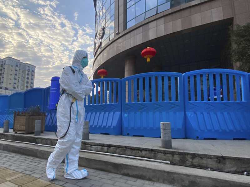 Basta con la guerra dei complottismi sul virus nato in un laboratorio cinese