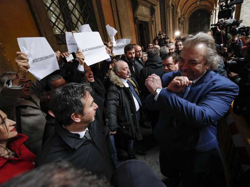 Giarrusso: "Di Maio ipocrita e traditore. Il mio gesto delle manette? Forse non lo rifarei"