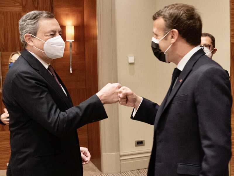 Mario Draghi ed Emmanuel Macron (Ansa)