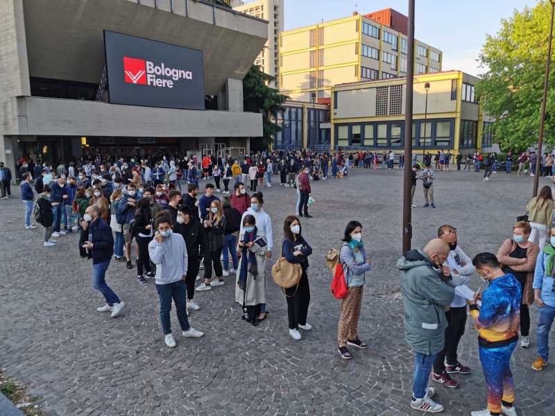 La lunga fila alla Fiera di Bologna per il primo Open Day in Emilia Romagna (Ansa)<br />
