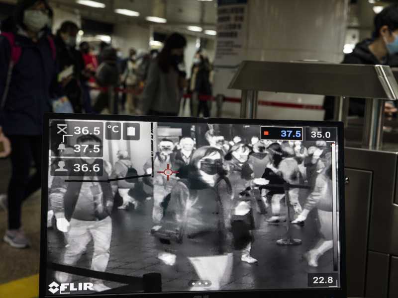 Il personale della metropolitana monitora le temperature dei passeggeri con uno scanner termico il 19 marzo 2020 a Taipei, Taiwan (Paula Bronstein/Getty Images) &nbsp;<br />