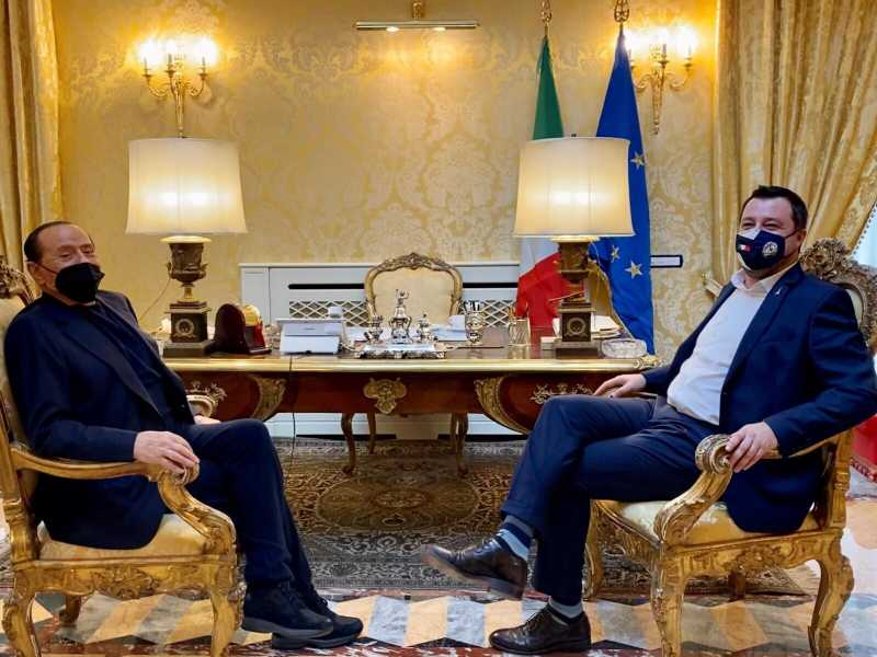 Sfoghi in chat e baruffe, poi deve intervenire il Cav. Così Forza Italia si spacca sulla federazione