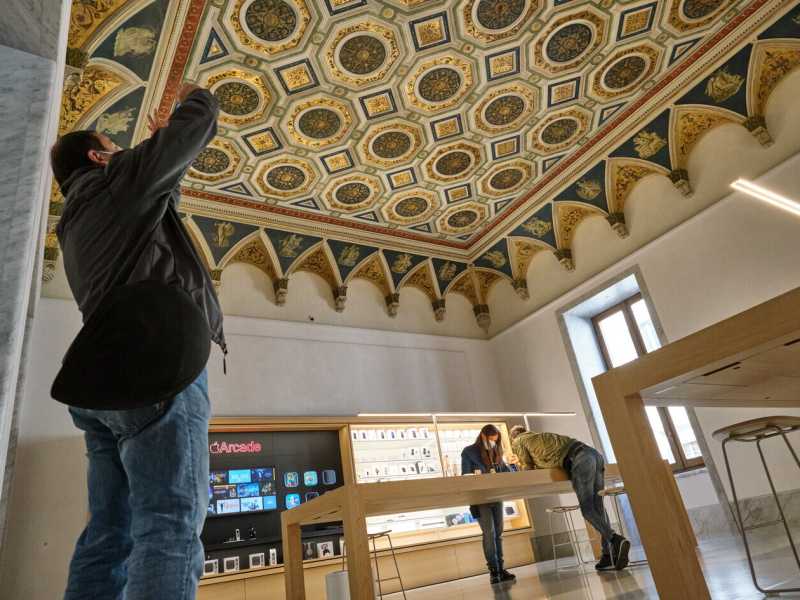 Apple store in Via del Corso (LaPresse)<br />