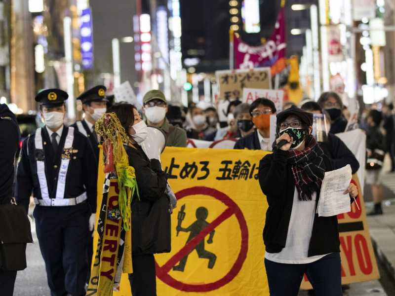 Una manifestazione nell&rsquo;area di Ginza, a Tokyo, contro i Giochi olimpici la cui cerimonia d&rsquo;apertura dovrebbe tenersi il 23 luglio prossimo (Ap/Hiro Komae)&nbsp;<br />