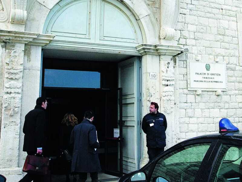 Trani, bugie e videotape