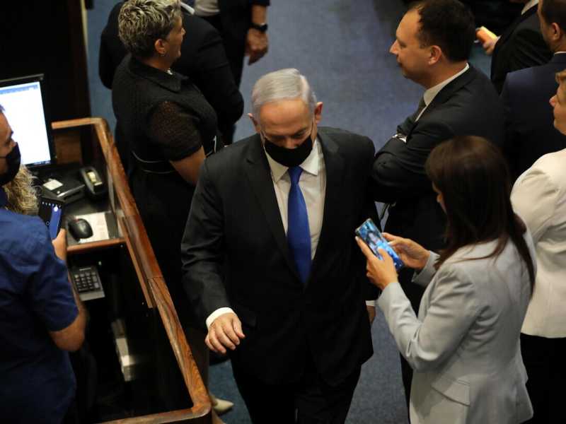 Benjamin Netanyahu lascia il parlamento israeliano (Ansa)&nbsp;