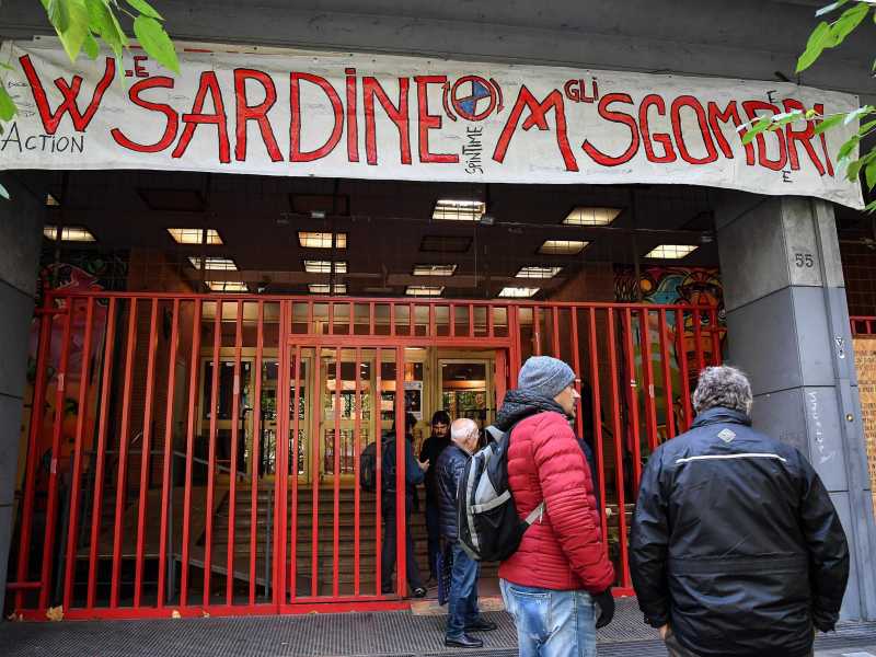 Roma e i luoghi comuni dem. Dopo Tor Bella, Gualtieri va in un palazzo occupato