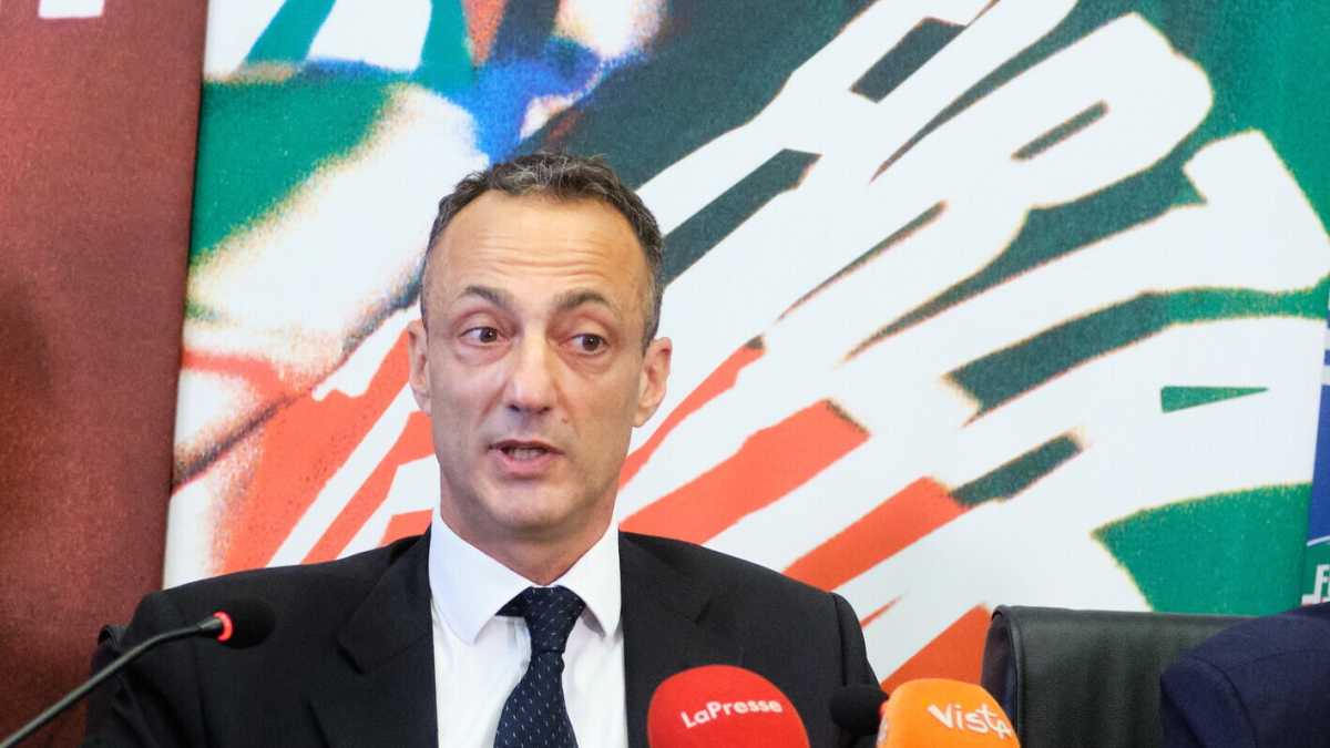 Immagine di De Vito, il grillino baciato dal Cav. "Berlusconi mi ha telefonato, con FI rinasco"