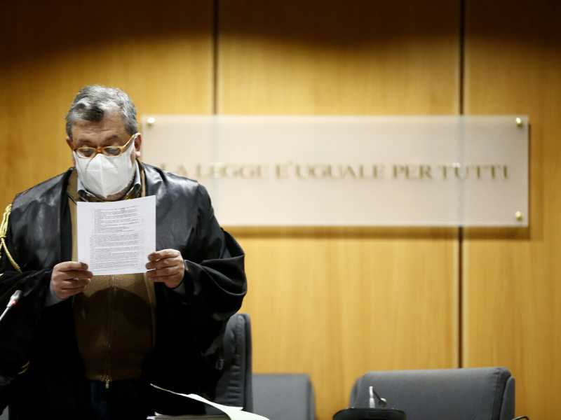 La lettura di una sentenza (foto LaPresse)<br />
