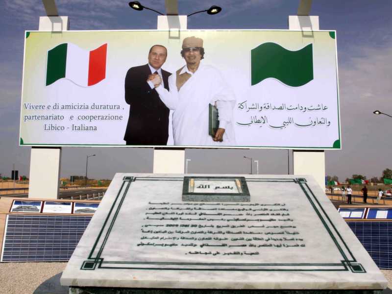 La costruzione dell'Autostrada della Pace a opera di imprese italiane fu sancita con il trattato di Amicizia del 2008 siglato da Berlusconi e Gheddafi (foto Ansa)