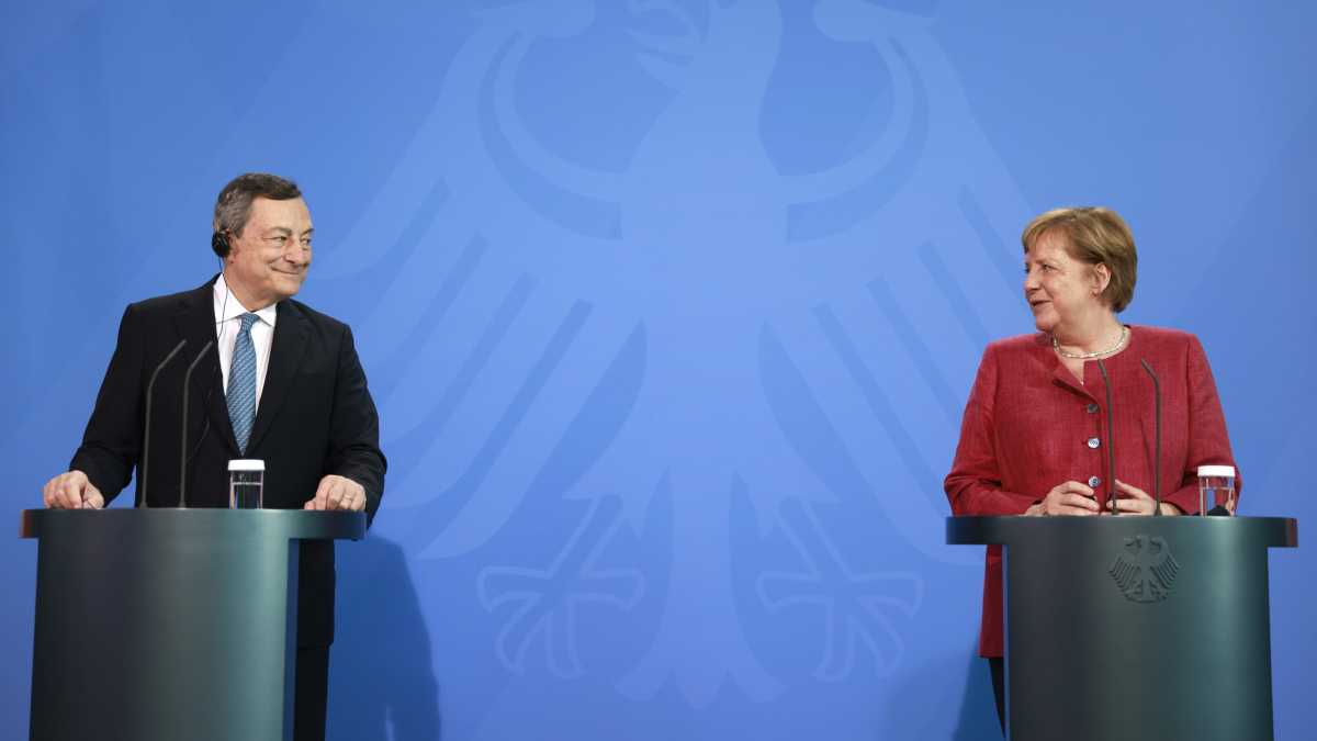 Immagine di Macron e Merkel con Draghi: un primo accordo sui migranti