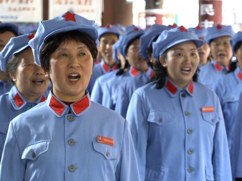 Un gruppo di pensionati si riunisce per cantare canzoni rivoluzionarie dell&rsquo;Armata rossa nella citt&agrave; di Zunyi, nel sud-ovest della Cina (foto Ap/Emily Wang)&nbsp;<br />